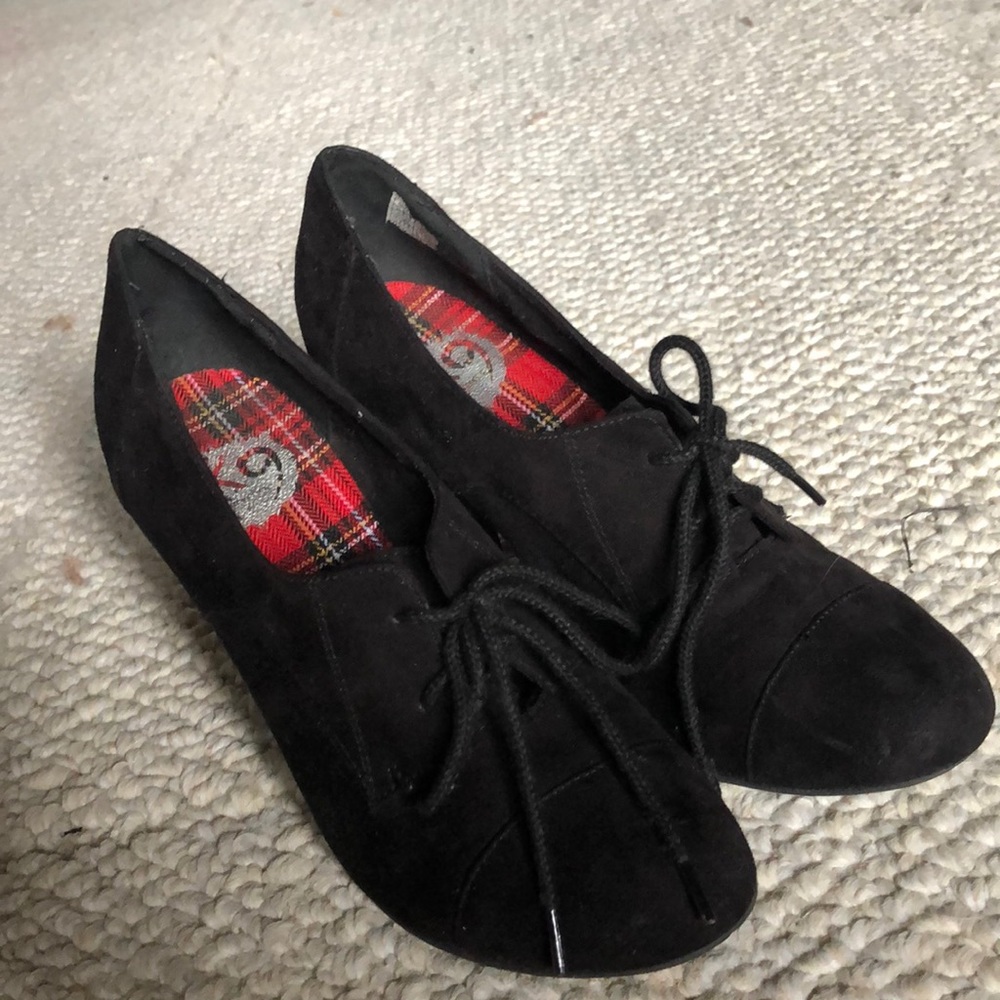 Black tie heels in excellent condition